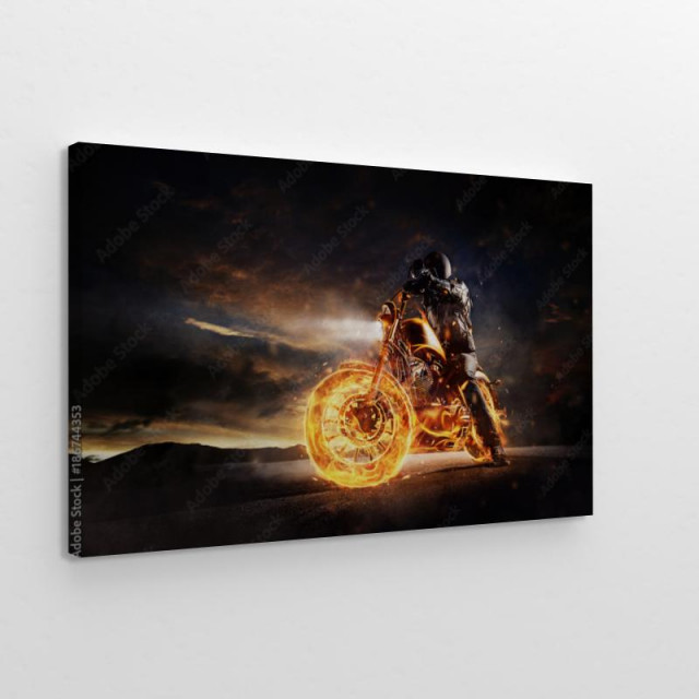 Motocyklista z palącą się oponą obraz