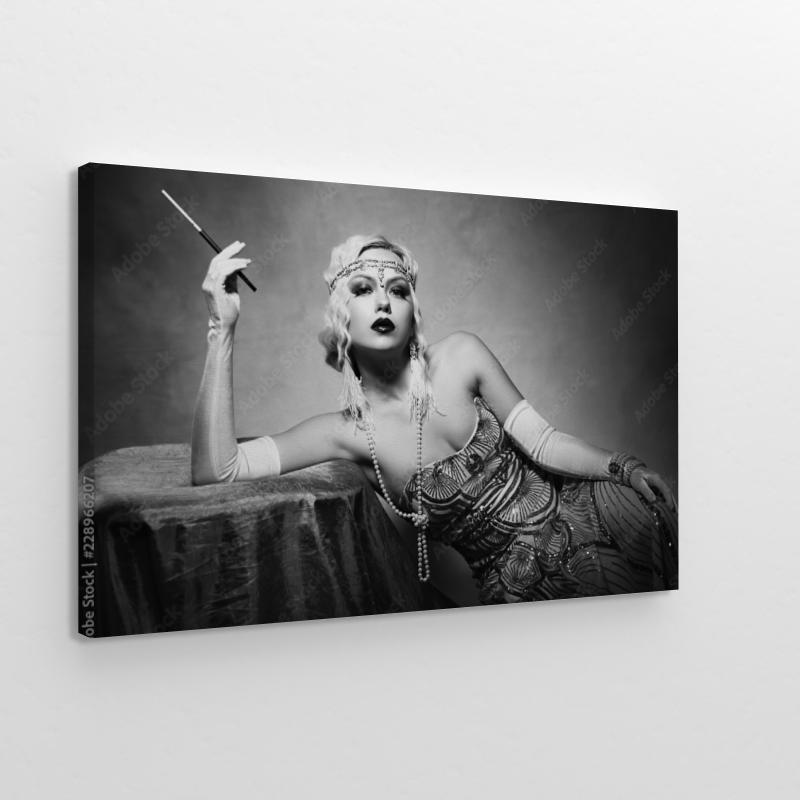 Kobieta retro paląca papierosa obraz
